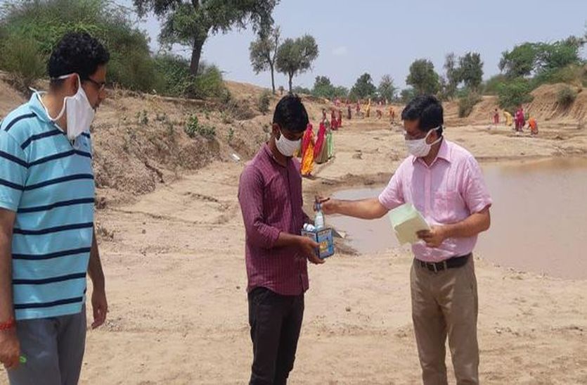 मनरेगा कार्यस्थल पर सेनेटाइजर, साबुन लेकर पहुंचे बीडीओ