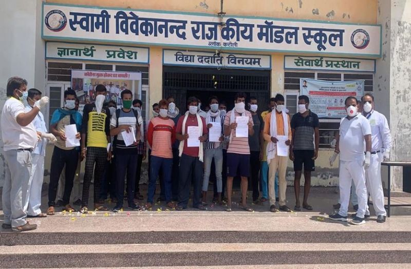 स्वस्थ्य हुए 20 जनों पर पुष्पवर्षा कर इस तरह से घर किया रवाना