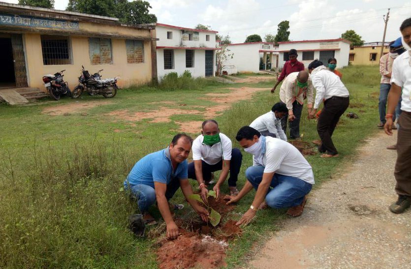 Planting at Exceland School Badwara