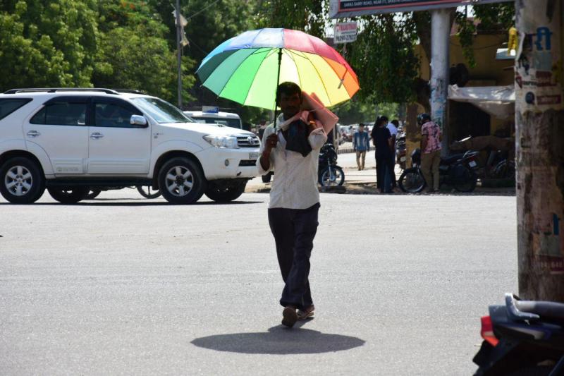 उमस ने किया हलकान, कल पड़ सकते हैं छींटे