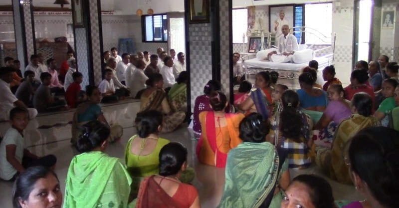 covid 19 : कोरोना काल में कहां बिना मास्क  के गुरूदर्शन के जुटी 100 से अधिक श्रद्धालुओं की भीड़?