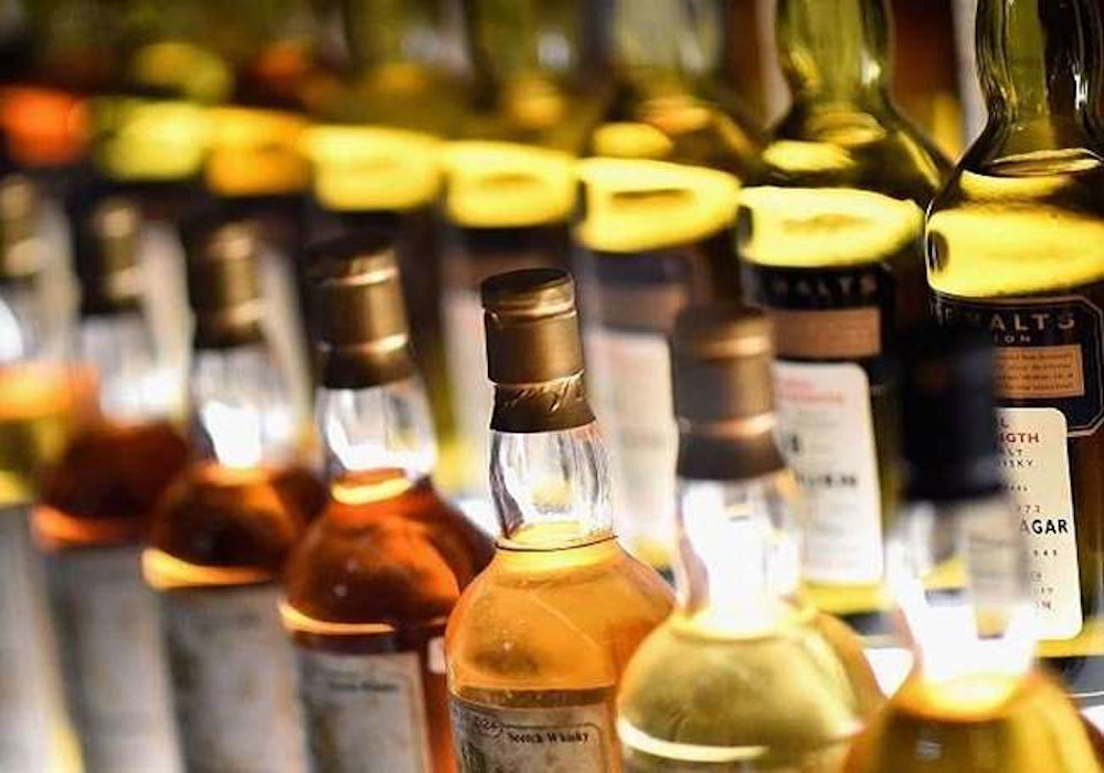 UP Top News: शराब की दुकानें बंदी से मुक्त, लॉकडाउन में खुली रहेंगी शराब की दुकानें