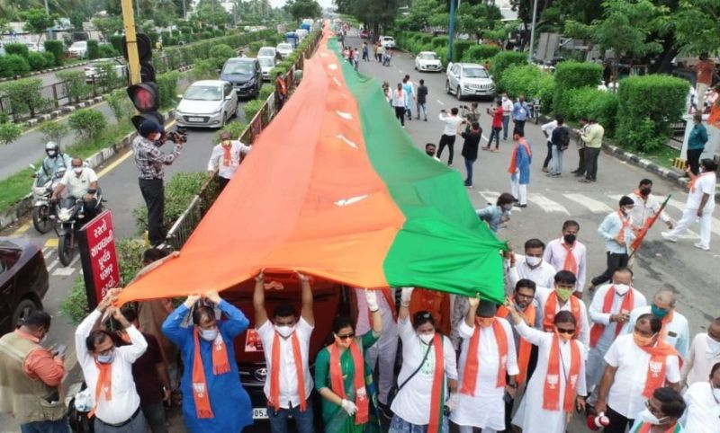 BJP GUJARAT NEWS: फूलों से सजा था रथ, ड्रॉन से होती पुष्पवर्षा