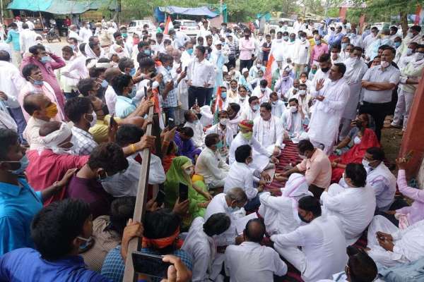 कांग्रेस के धरने में दिखी नई टीम,  पायलट समर्थक रहे नदारद