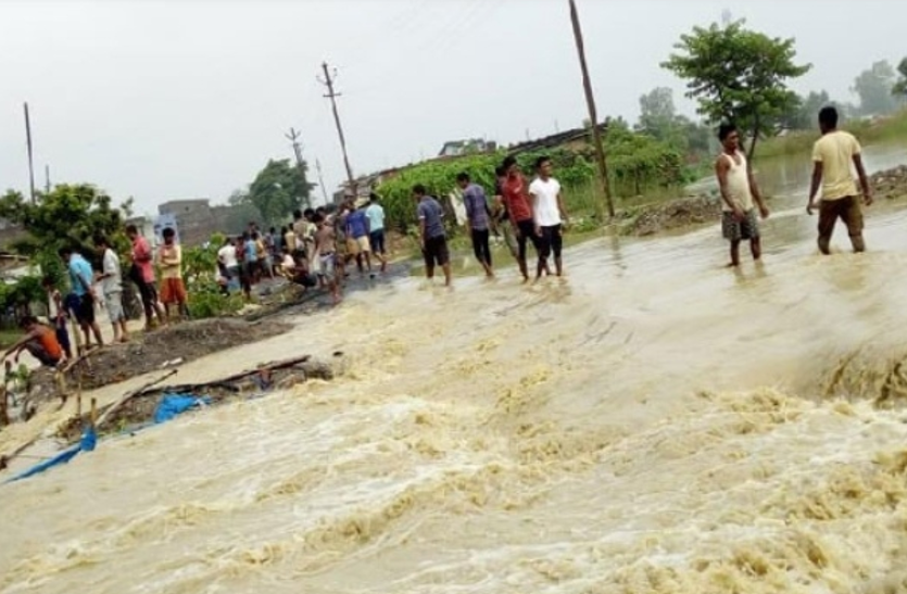 Bihar Flood: इस कदर बिगड़े हालात, सेना की मदद से पीड़ितों तक पहुंच रही राहत सामग्री