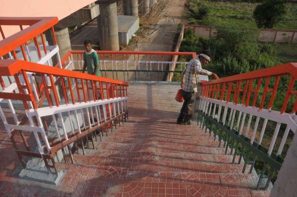 ग्वालियर मलगड़ा चौराहे के पास बना ओवर ब्रिज बनकर तैयार सीढ़ियों को को दिया राष्ट्रीय ध्वज का रंग