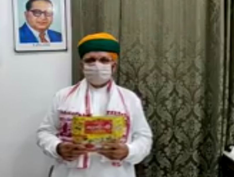 मंत्री के प्रमोट किए भाभीजी पापड़ के लोग ले रहे चटखारे