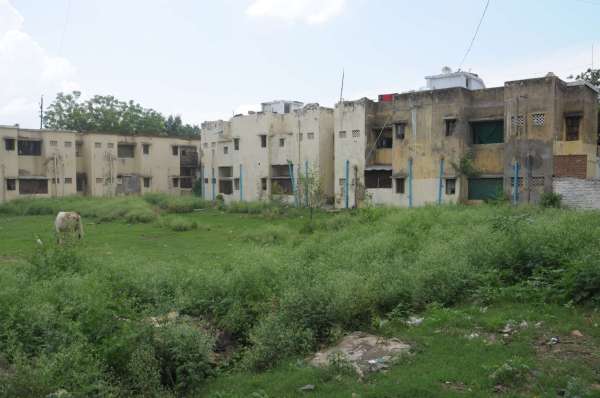  ग्वालियर डीआरपी लाइन स्थित इमारत पर कार्य चलता हुआ