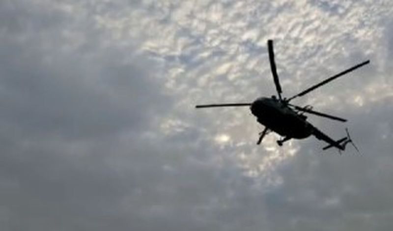 खेतों में हैलीकॉप्टर से टिड्डियां पर स्प्रे का छिड़काव