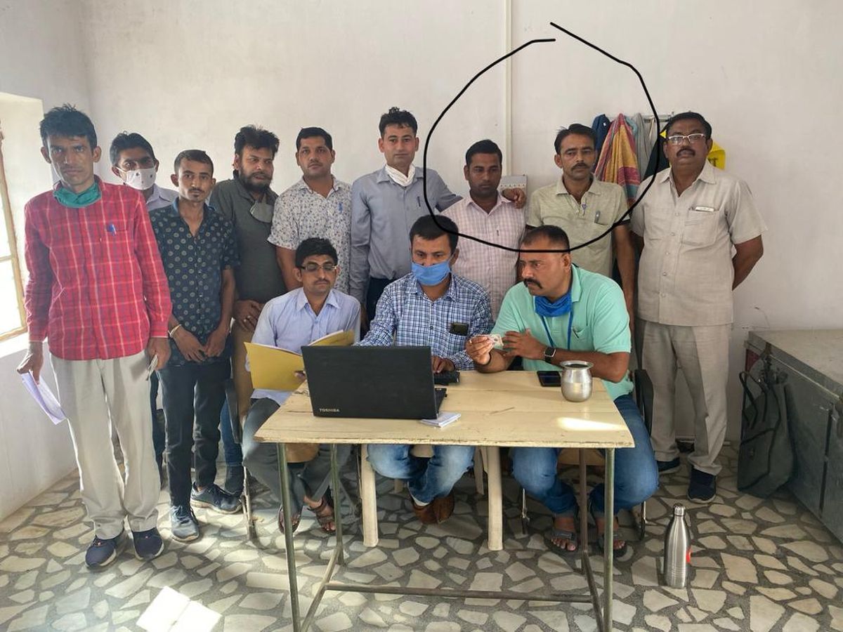 मिठाई दुकानदार ने लाइनमैन के नाम बीस हजार रुपए लिए, दोनों गिरफ्तार