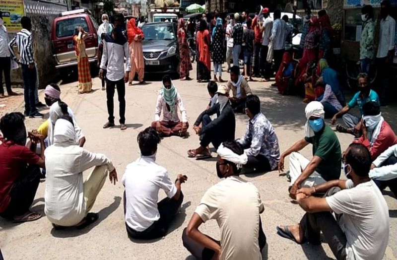 बेटी के बलात्कारी- हत्यारों को गिरफ्तार करने की मांग को लेकर परिजनों ने किया रास्ता जाम, चौकी पर दिया धरना