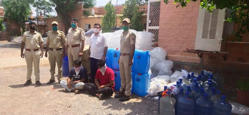 स्प्रिट-पानी से नकली शराब बनाने की फैक्ट्री पकड़ी