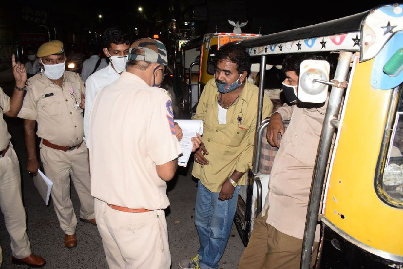 बाजार में बिना मास्क व सोशल डिस्टेसिंग के बिना मिले लोग