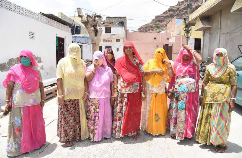 खुद की जेब से रुपए खर्च कर पोषाहार बच्चों को खिलाया अब काट रहे विभाग के चक्कर