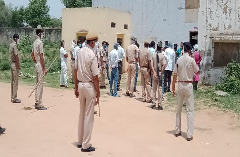 बड़ी खबर: राजस्थान में यहां कोरोना मरीजों ने रास्ता जाम कर किया प्रदर्शन, पुलिस जाप्ते के साथ पहुंचा प्रशासनिक अमला