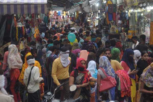 रक्षाबंधन आने के पूर्व मार्केट में लोगों की उमड़ी भीड़