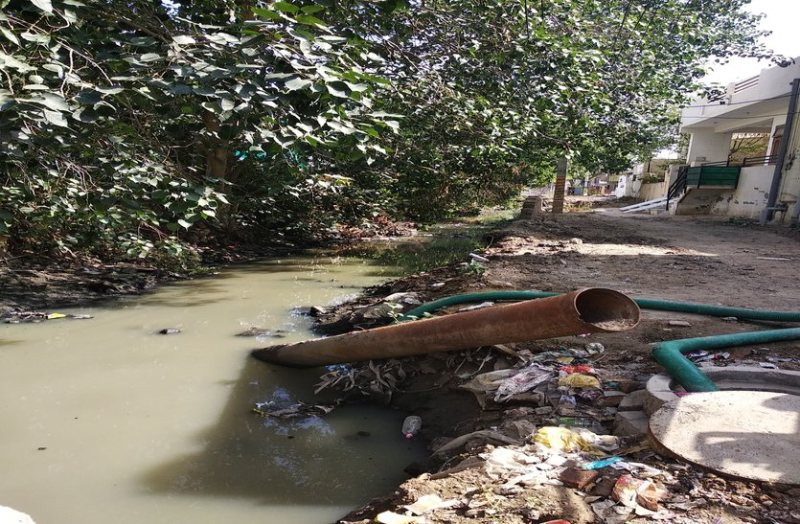 कचरे से अटे नालों से घिरा शहर, पानी निकासी बदहाल