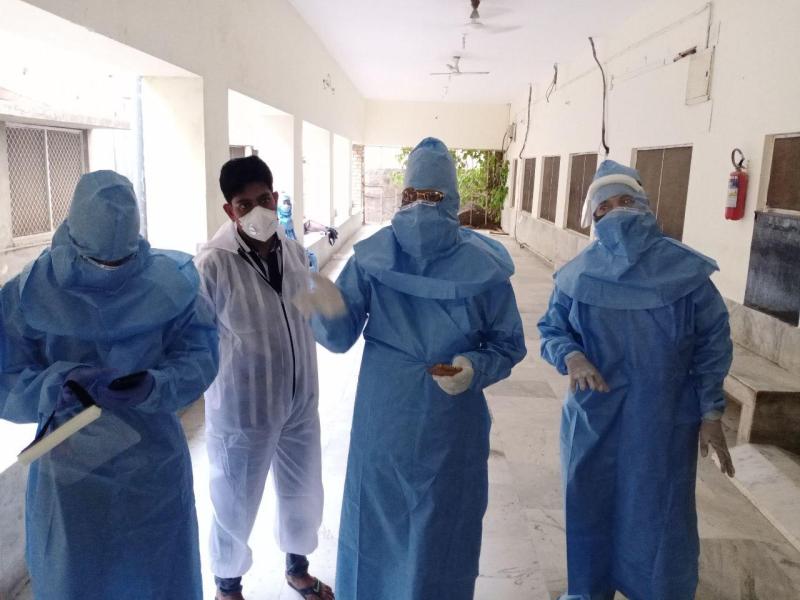 बाड़मेर के राजकीय अस्पताल में कोरोना संक्रमित कंपाउंडर की मृत्यु के बाद शव को घंटों तक रोकने पर रोष जताते हुए।