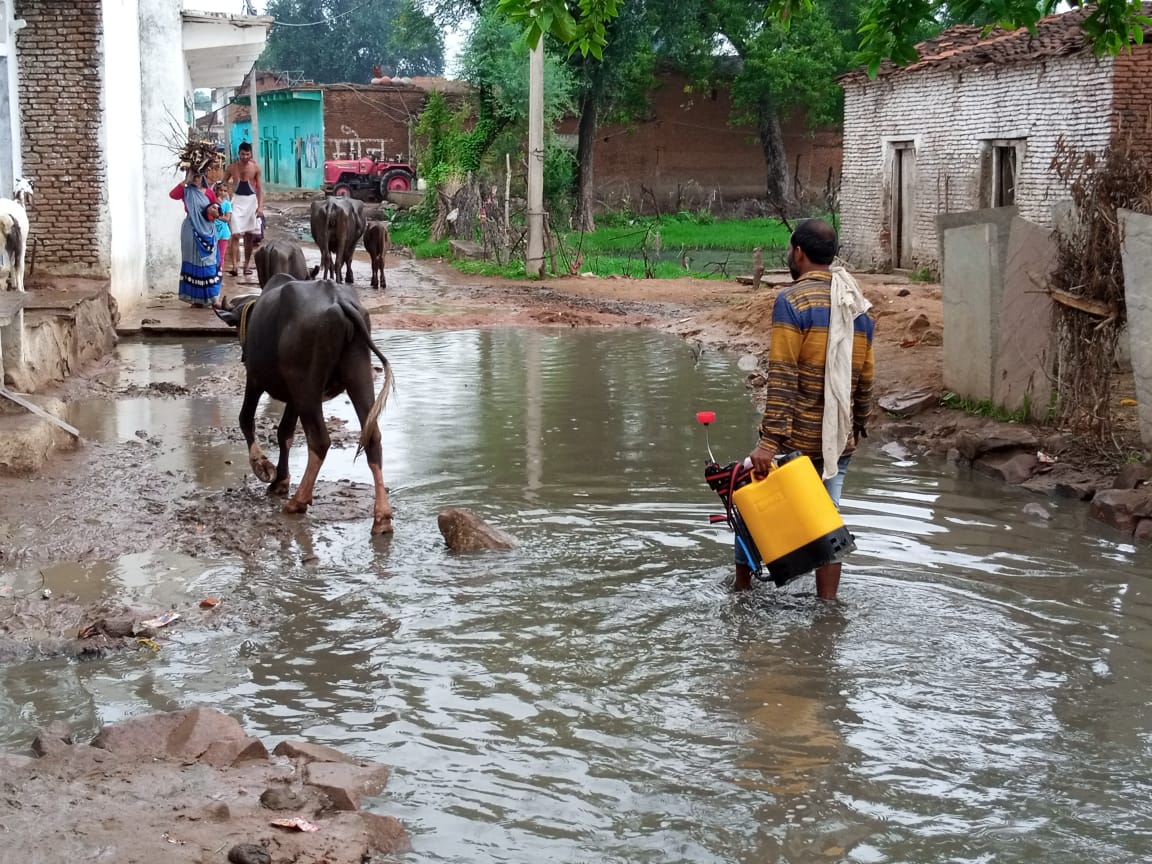 Muddy water suffocating on the village road, the problem is not being solved
