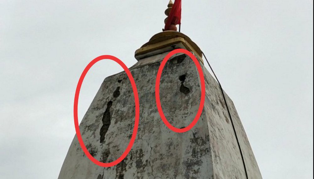बिजली बैकुंठ धाम मंदिर के गुंबद पर गिरी