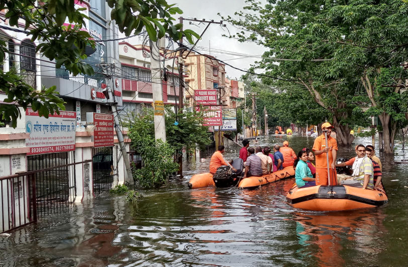 बिहार: बाढ़ के पानी में डूबने लगे सरकारी दफ्तर, पीड़ितों की मदद को आगे आएं विराट और अनुष्का
