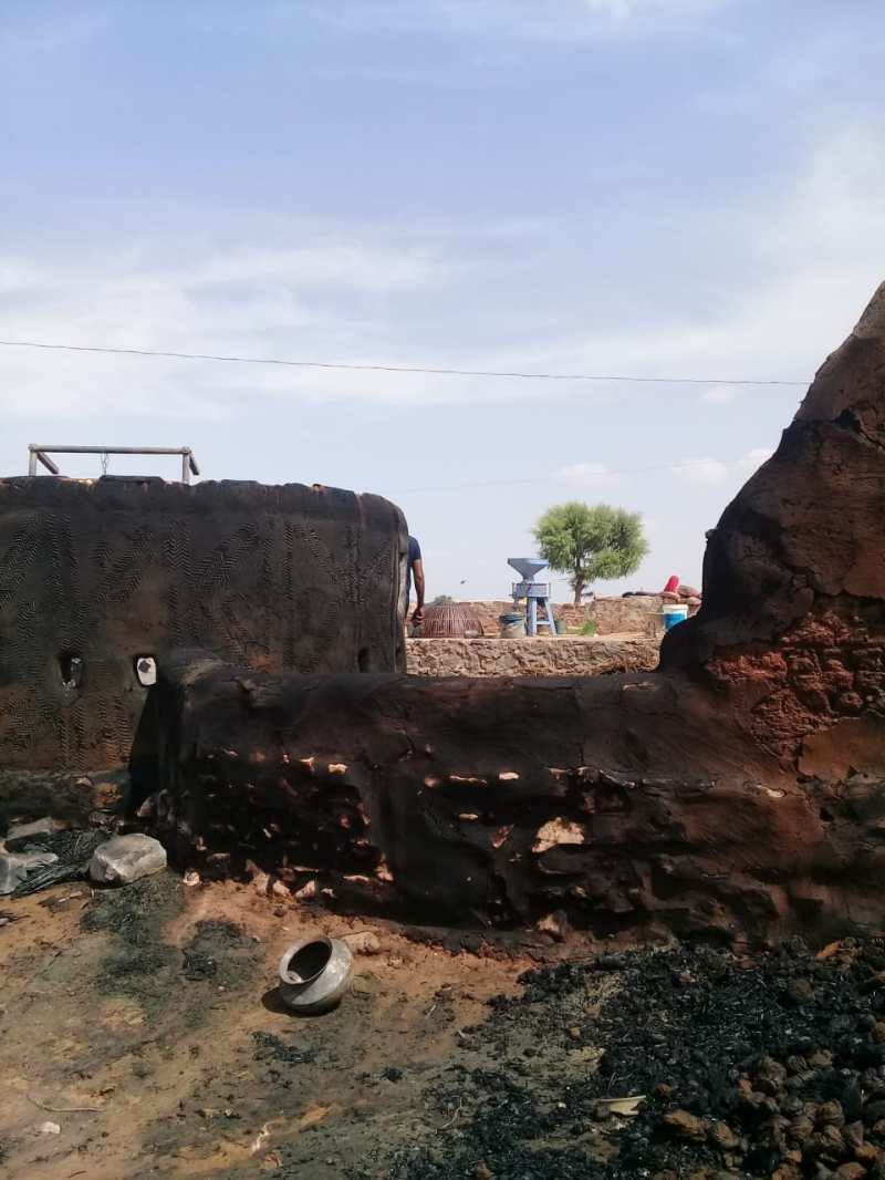 झोपड़े में आग से घरेलू सामान जला