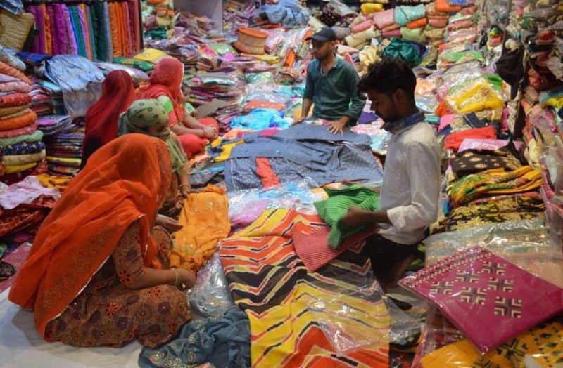 राजस्थानी लहरिया ने बरसाई उल्लास की लहरें, सावन की हरियाली में दमके चेहरें