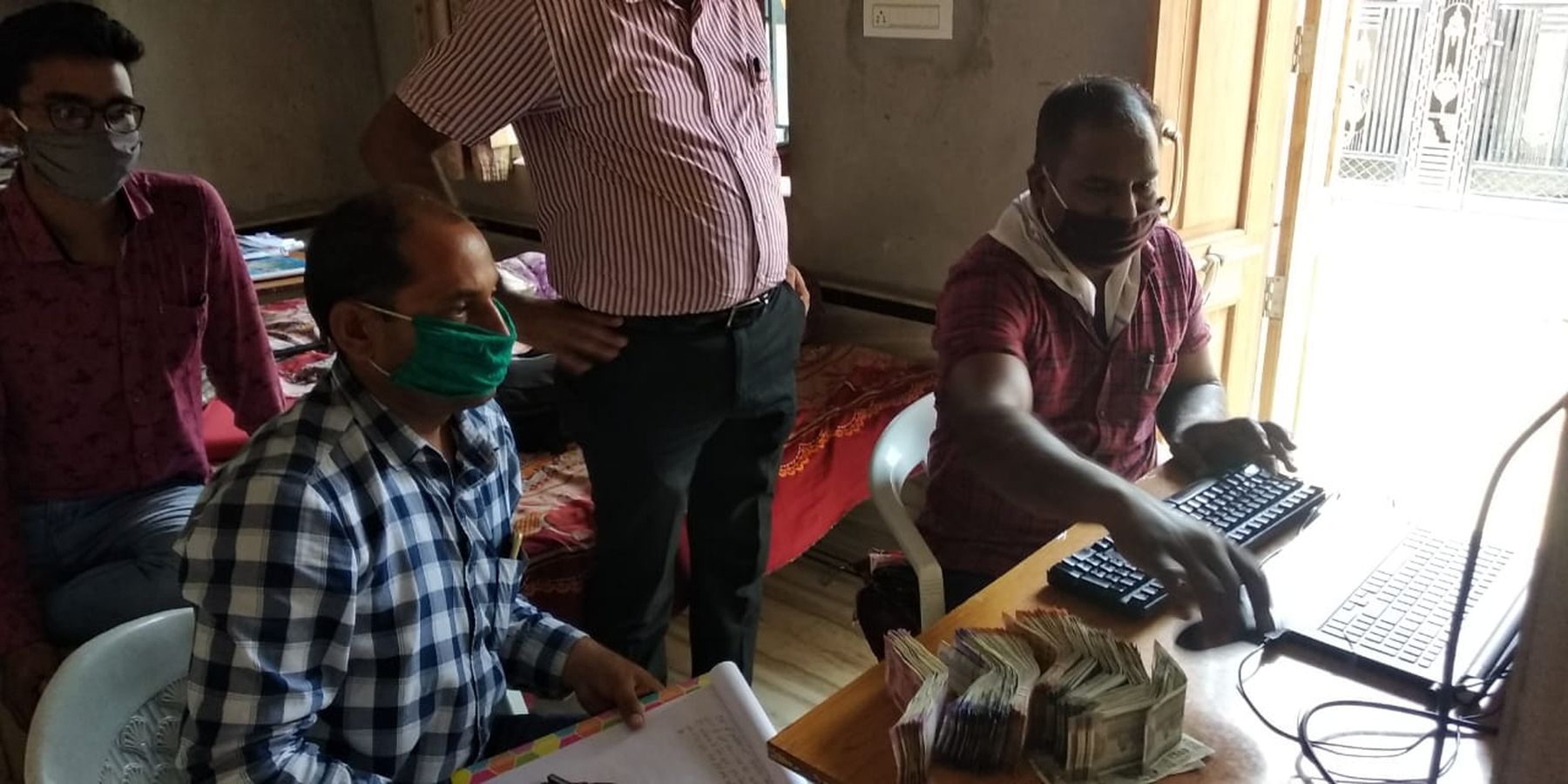 आकस्मिक जांच : लेखाधिकारी के पास थी आय से अधिक राशि
