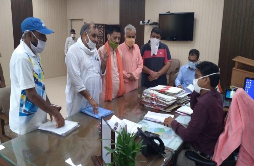 पूर्व कर्मचारी बोले: जिस कंपनी को अपना माना, उसी ने कर दिया बेघर