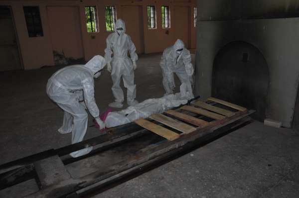 ट्रे में रखकर डेड बॉडी को लाते कर्मचारी