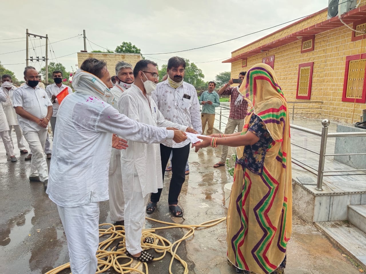 AGRICULTURE---किसानों ने किया जनप्रतिनिधियों का घेराव