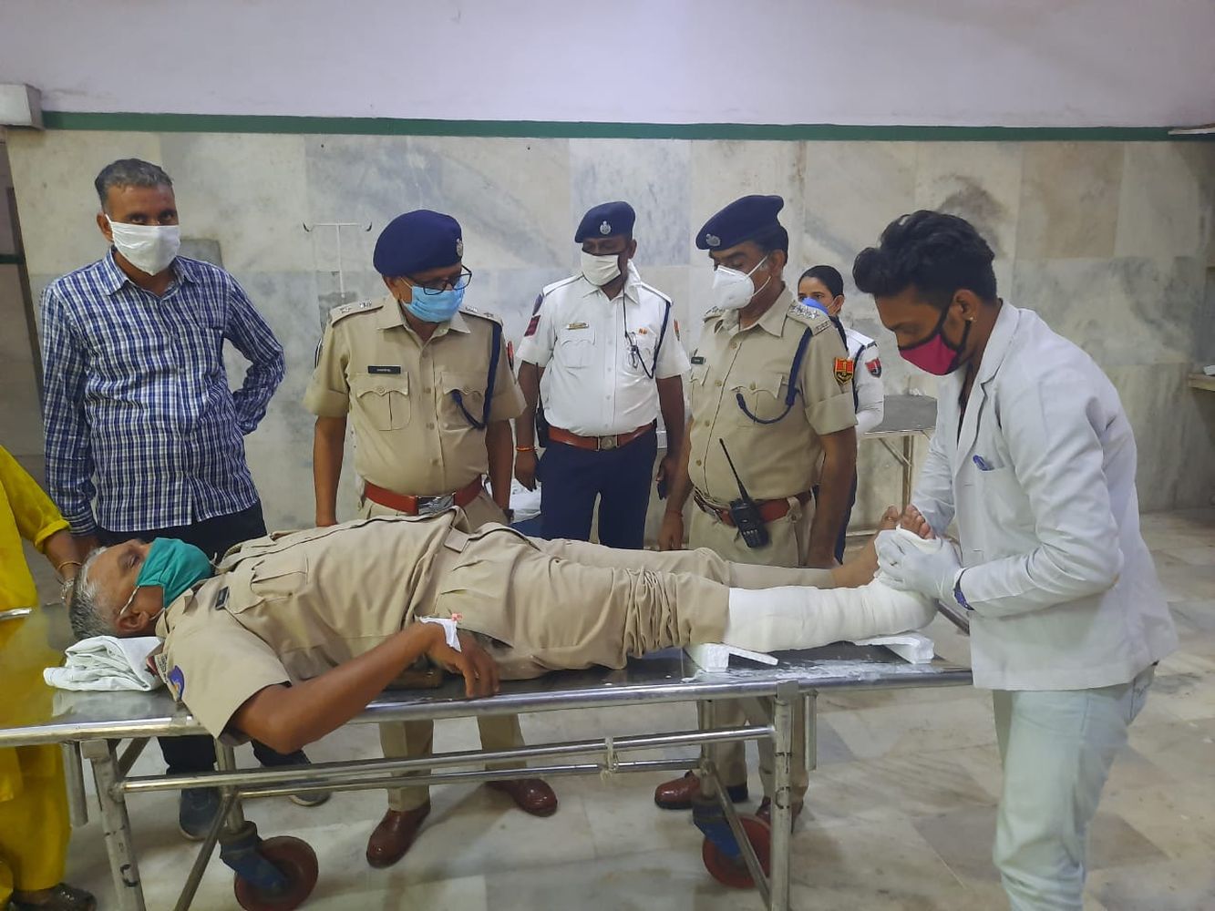 पहले बोलेरो रोकी, फिर ऊपर चढ़ाने का प्रयास, एएसआई का पांव फ्रैक्चर
