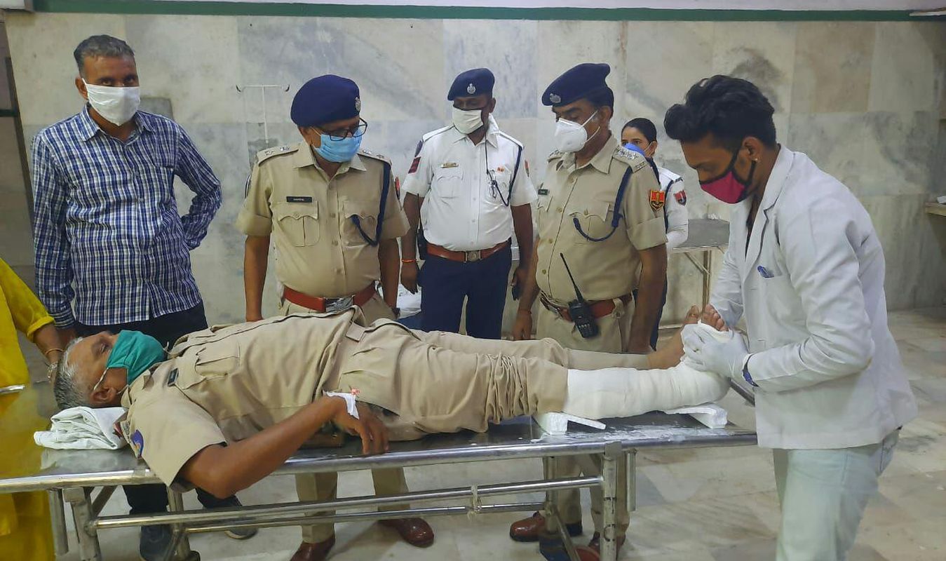 एएसआई के ऊपर बोलेरो चढ़ाने का प्रयास, पांव हुआ फ्रैक्चर, चालक ले भागा बोलेरो