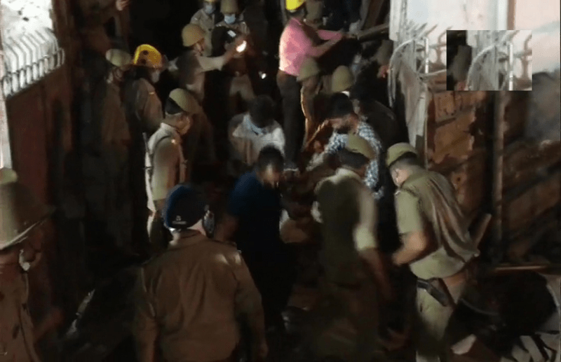 Noida में Multi-storey Building गिरी, मलबे में कई लोगों के दबे होने की आशंका