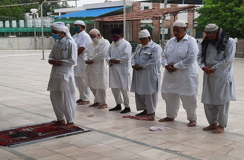 ईदगाह में सात लोगों ने की ईद की नमाज अदा
