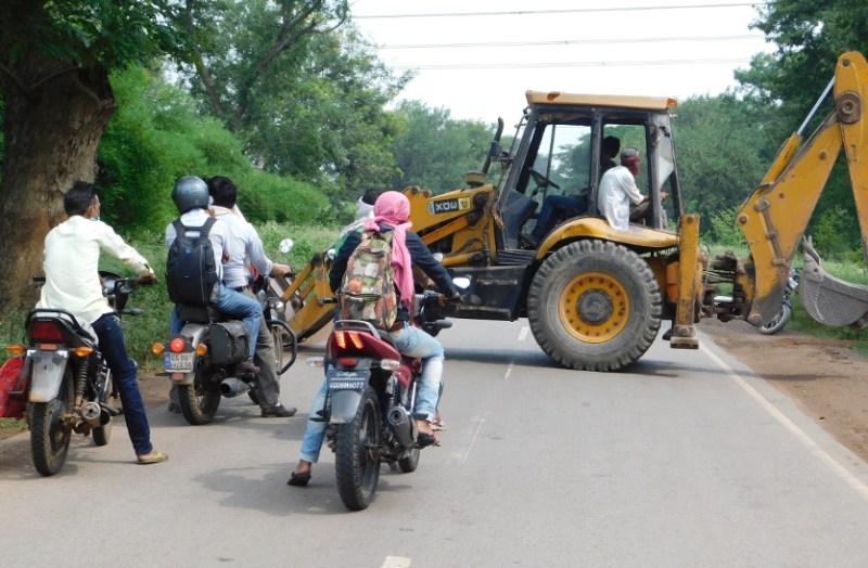 On the Rajnandgaon-Khairagarh main road, the mine operator's arbitrary, JCB on the way, explode ...