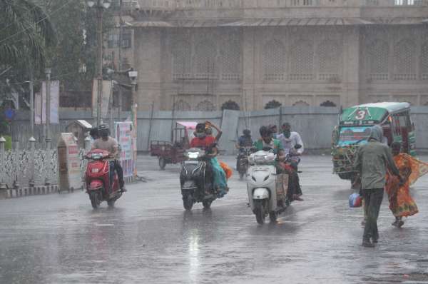ग्वालियर देर शाम हुई महाराज बाड़ा क्षेत्र में बारिश मैं से गंतव्य को जाते हुए लोग