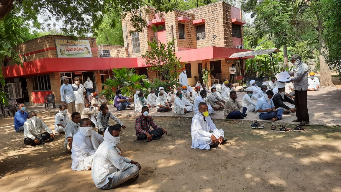 FARMERS--विधायकों के इंतजार में किसानों का सब्र टूटा