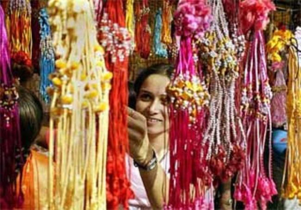UP Top 10 News: बाजार में 'कोरोना से लड़ना है' के संदेश की राखियों ने मचाई धूम, मुस्लिम महिला ने बनवाया श्रीराम का टैटू