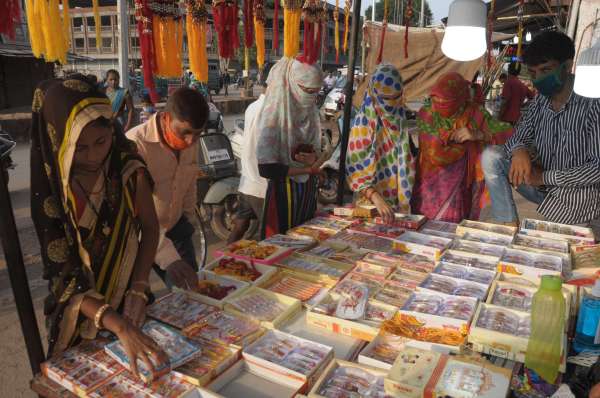 ग्वालियर रक्षाबंधन के त्यौहार आने के पूर्व बाजार में राखियां पसंद करती हुई युवतियां