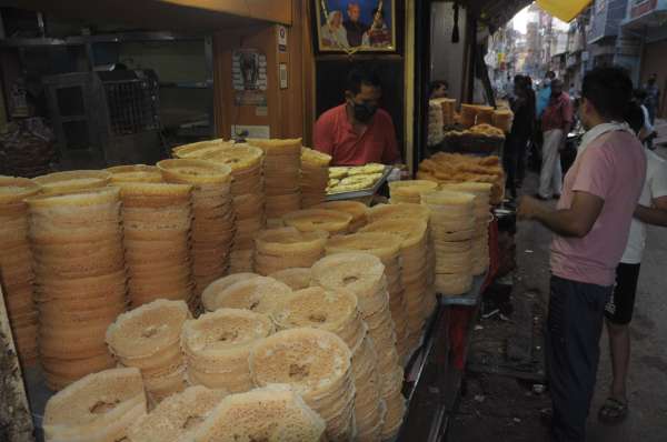 ग्वालियर दाना ओली में बनी दुकान पर लोग घेवर खरीदते हुए