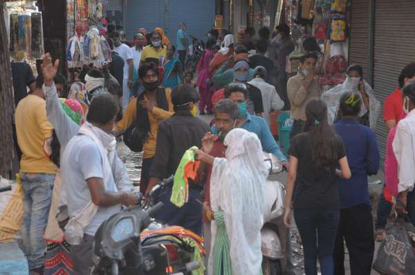 ग्वालियर सुभाष मार्केट में लगी लोगों की भीड़