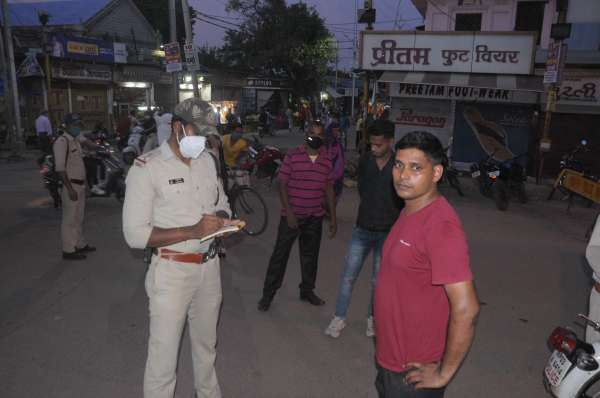 ग्वालियर बिना मास्क लगाए लोगों के सदर बाजार मुरार चौराहे पर पुलिस चालान काटती हुई