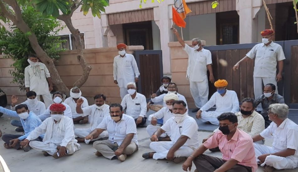 FARMERS-- केंद्रीय मंत्री शेखावत, राज्यसभा सांसद गहलोत के आवास पर किसानों का धरना