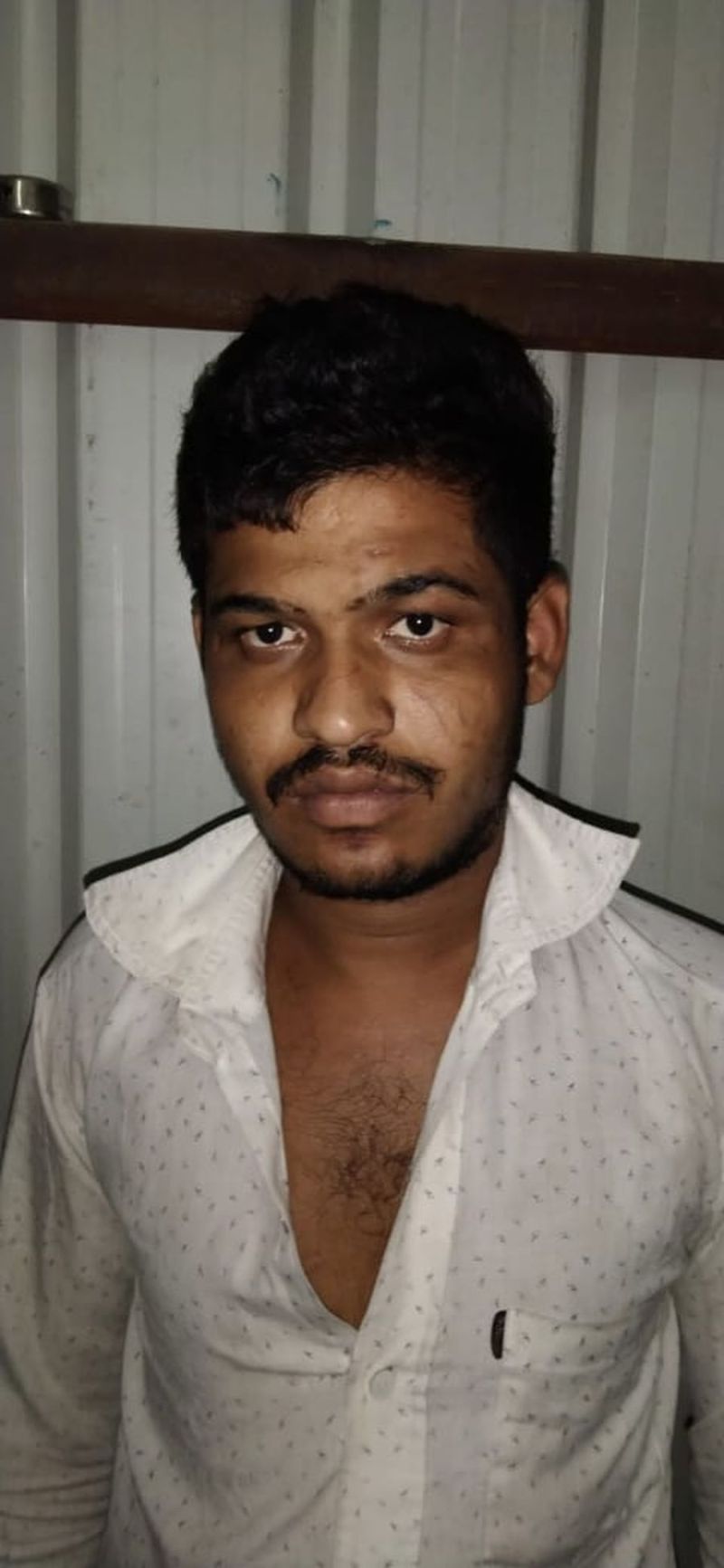 सिगरेट, जर्दा व गुटखे के पैकेट चोरी, युवक गिरफ्तार