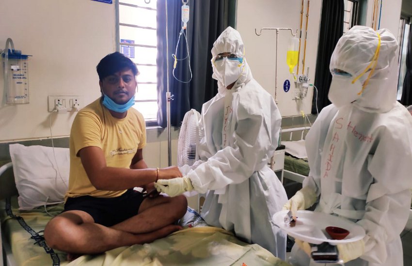 Ahmedabad: कोविड अस्पताल में उपचाराधीन मरीज को विदेश में बैठी बहन ने बांधी राखी