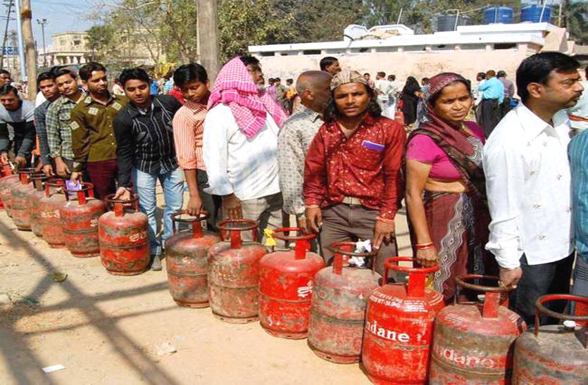 पेट्रोल-डीजल के बाद कोरोना संकट में अब घरेलू सिलेंडर के दाम में लगी आग, तीन महीने में हुई इतने रुपए की बढ़ोत्तरी