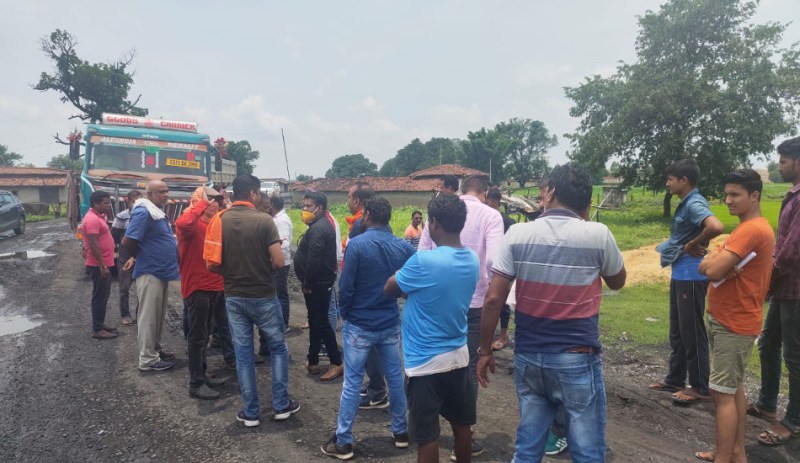 कोयला लोड कराने गए ट्रक मालिक को जान से मारने की धमकी, दो चारपहिया वाहन में पहुंचे 1 दर्जन युवकों की गुंडागर्दी