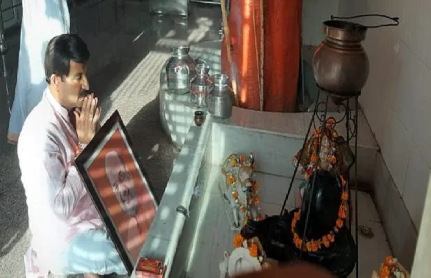 Amit Shah की फोटो लेकर मंदिर पहुंचे Manoj Tiwari, जल्दी स्वस्थ्य होने के लिए पूजा-अर्चना