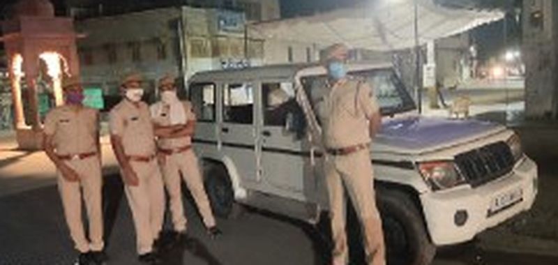 दुकानों को बंद कराने में पुलिस को करनी पड़ी मशक्कत